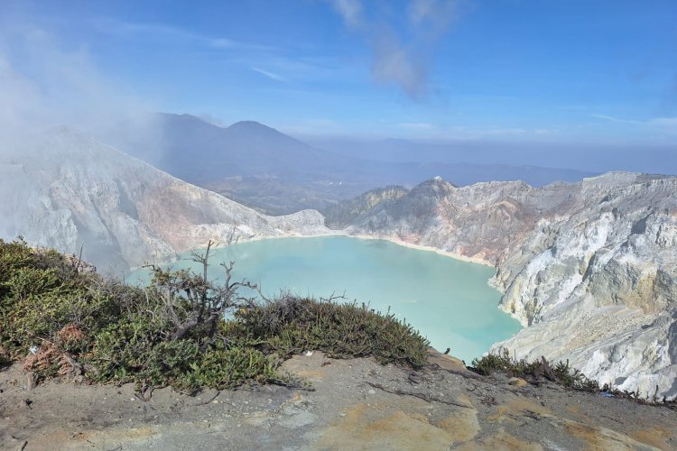 Cheap price and afford tour package to Ijen tour with blue fire tours from Bali - return 1N1D Cheap price and afford tour package to Ijen tour with blue fire tours from Bali - return 1D Cheap price and afford tour package to Ijen tour with blue fire tours from Bali Island within 1 night 1 day trip in Banyuwangi, East Java - Indonesia,- return. Ijen to Bromo Tour