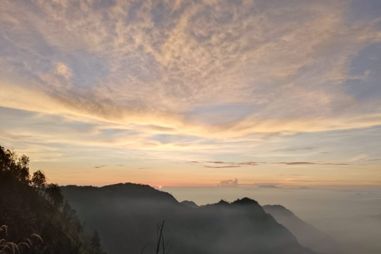 All-In 3D2N Travel Package: Probolinggo to Bromo & Ijen Volcano Tour with Bali Transfer All-In 3D2N Probolinggo–Bromo–Ijen Tour with Bali Transfer All-in 3D2N tour from Probolinggo to Bromo and Ijen with smooth transfer to Bali. Enjoy sunrise views, crater trekking, private transport & hassle-free service. Ijen to Bromo Tour