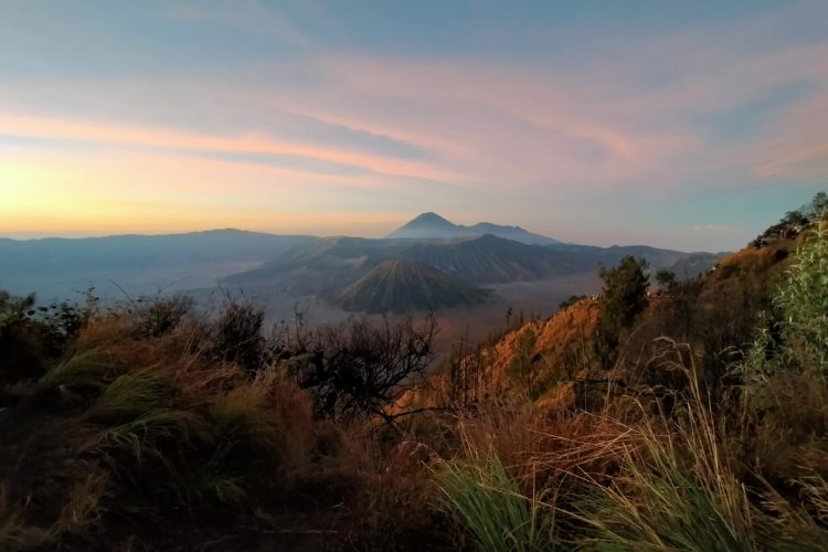 3D2N Affordable East Java Tour – From Surabaya to Ijen Crater and Mount Bromo, Then Return to Surabaya Tour package with cheap price from Malang or Surabaya to Ijen Tours, Bromo Tours & drive back to Surabaya Tour package for 3 days trip with cheap price from Malang or Surabaya to Ijen Crater Tours, Bromo Tours and then drive back to Surabaya or Malang Ijen to Bromo Tour