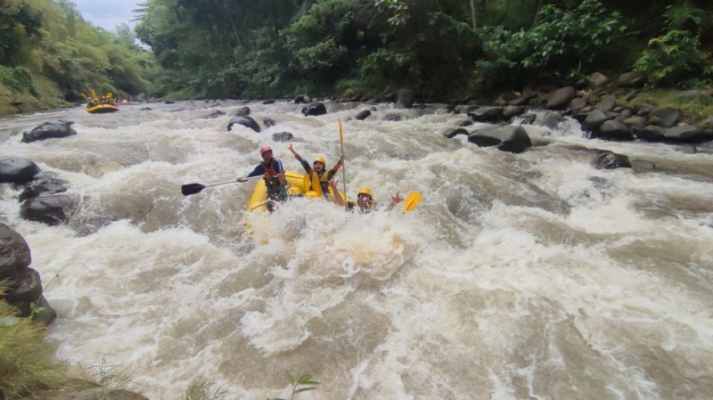 Surabaya Rafting Bromo & Savannah Ijen Surabaya 3D 3 days trip in Java for Water Rafting Tours, Bromo Sunrise Tours, Bromo Savanna Tours & Ijen Blue Fi Tour package in Java to do Water Rafting, Bromo Sunrise Tours, Bromo Savannah Tours & Ijen Crater Tours with Blue Fire Tours then back to Surabaya Ijen to Bromo Tour