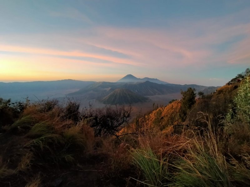 Surabaya to Paragliding - Bromo Ijen Tour - Bali 4D East Java adventure package from Malang or Surabaya for Paragliding adventure, Bromo sunrise tour &  East Java adventure package from Malang or Surabaya for Paragliding adventure tour in Batu, Bromo sunrise tour, Ijen expedition tour with blue fire Ijen tours Ijen to Bromo Tour